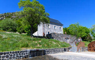 Source authentique de la loire et maison de site du Mont Gerbier de Jonc - ©A.Renaud-goud-ADT07