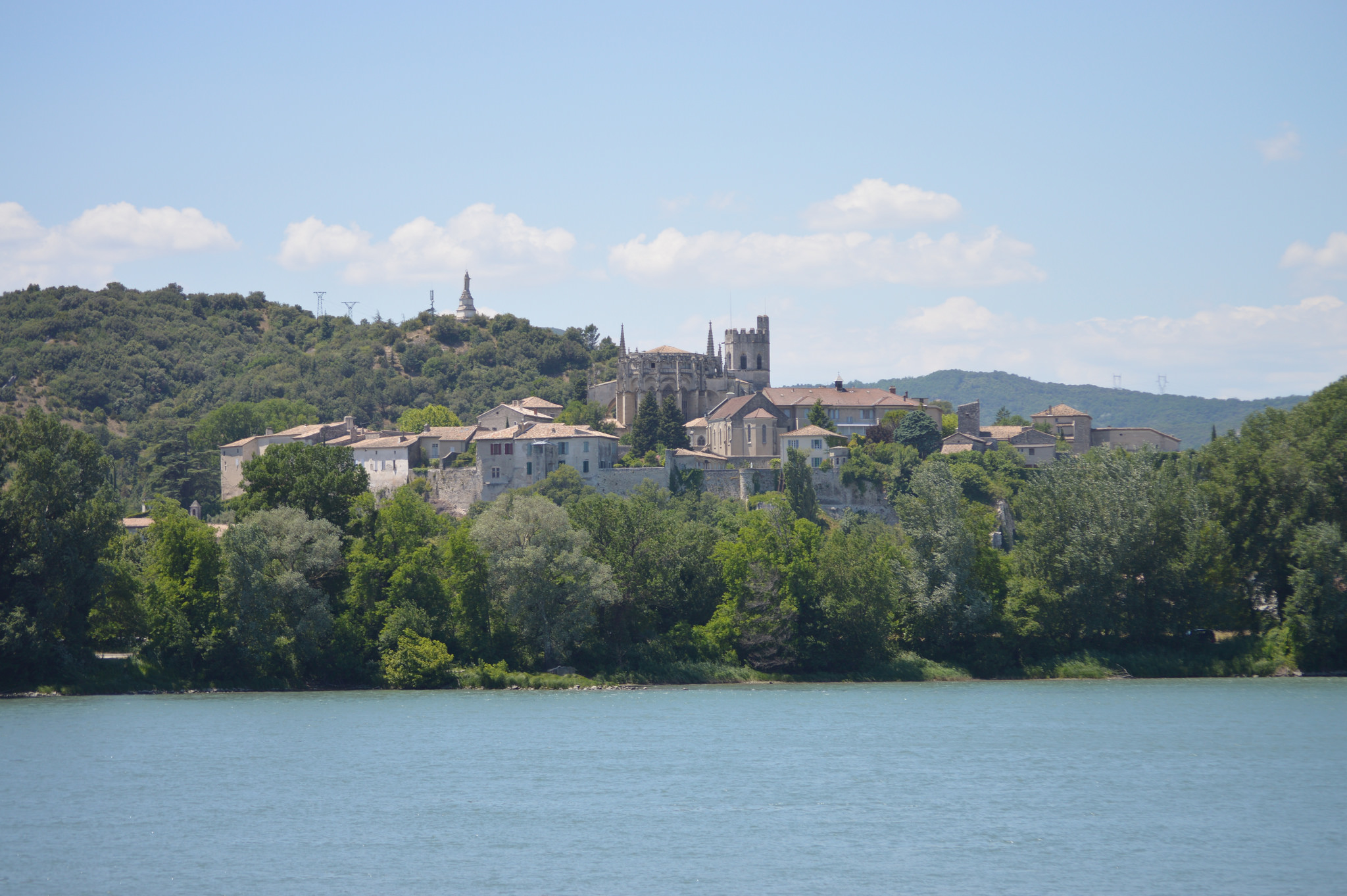 Ville épiscopale, bordée par le Rhône