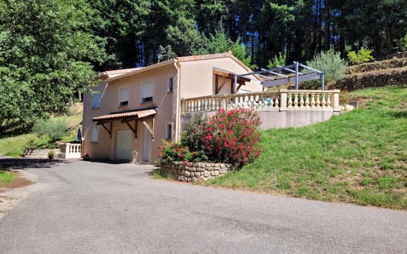 Le gîte et sa belle terrasse au 1er niveau