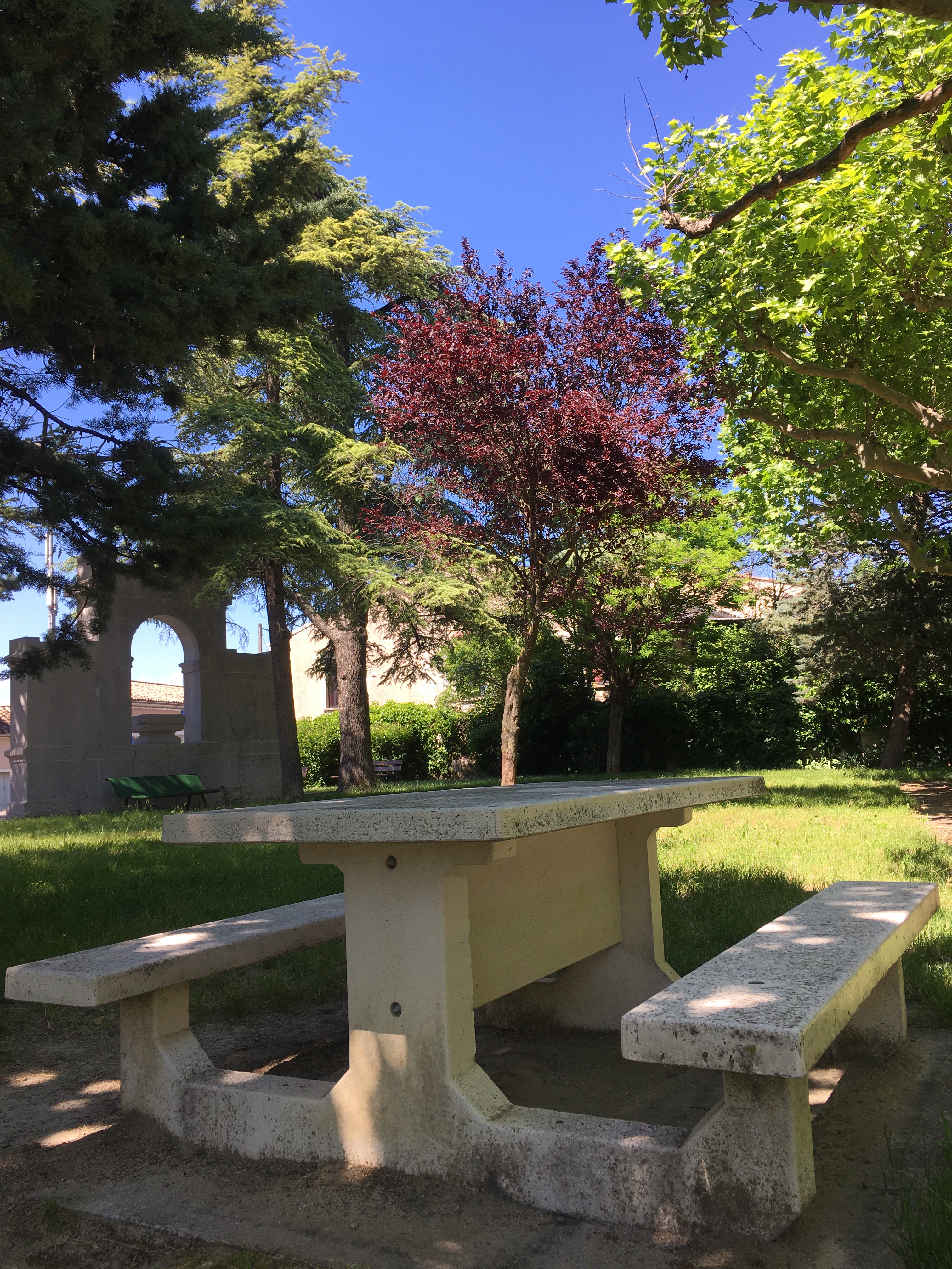 Aire de pique-nique à proximité du boulodrome à Villeneuve de Berg