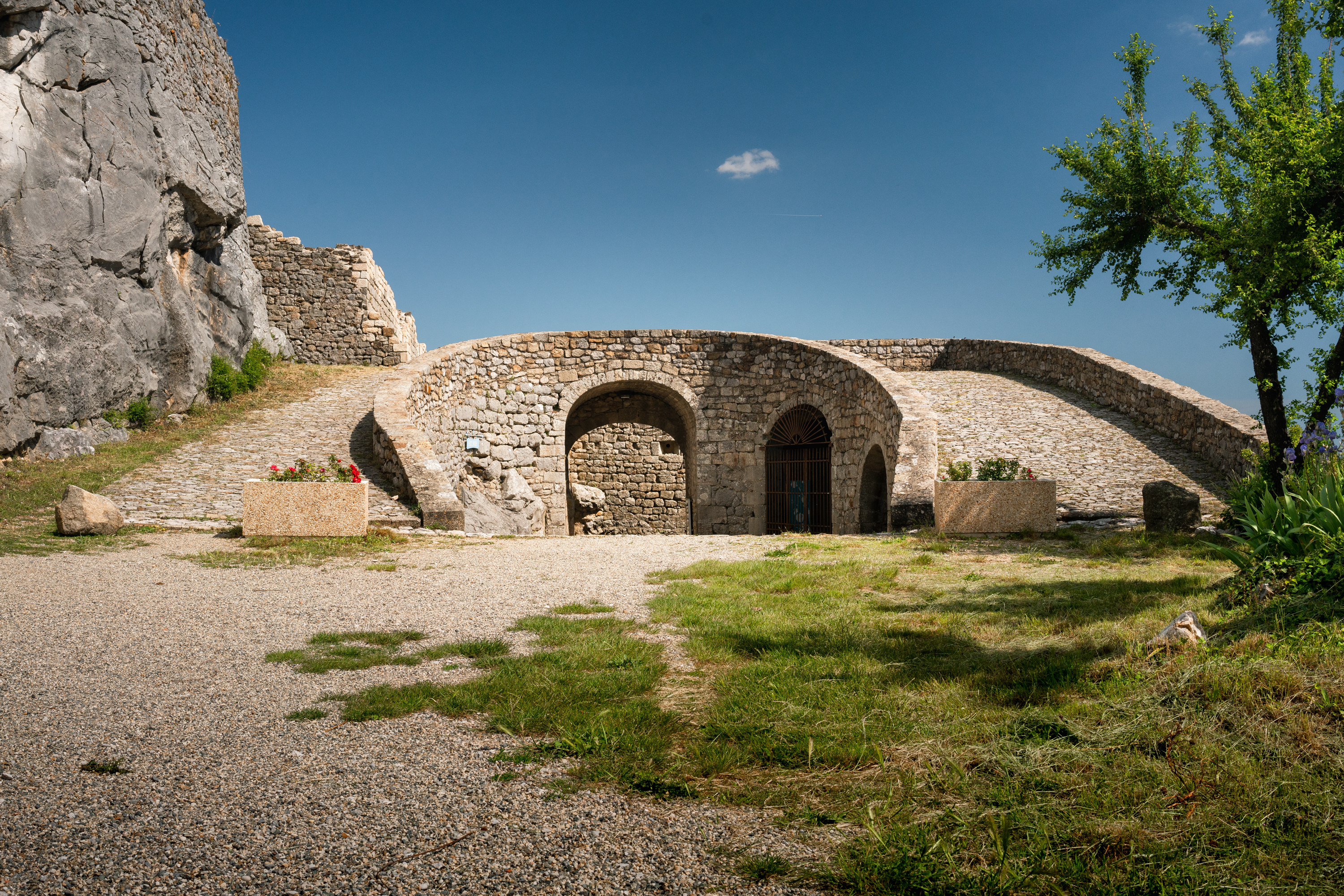 Entrée du chateau et des écuries à Banne