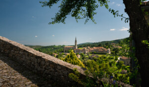 Vue sur le quartier de l'Eglise à Banne