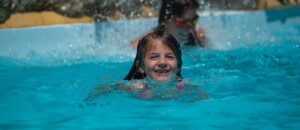 enfant dans piscine