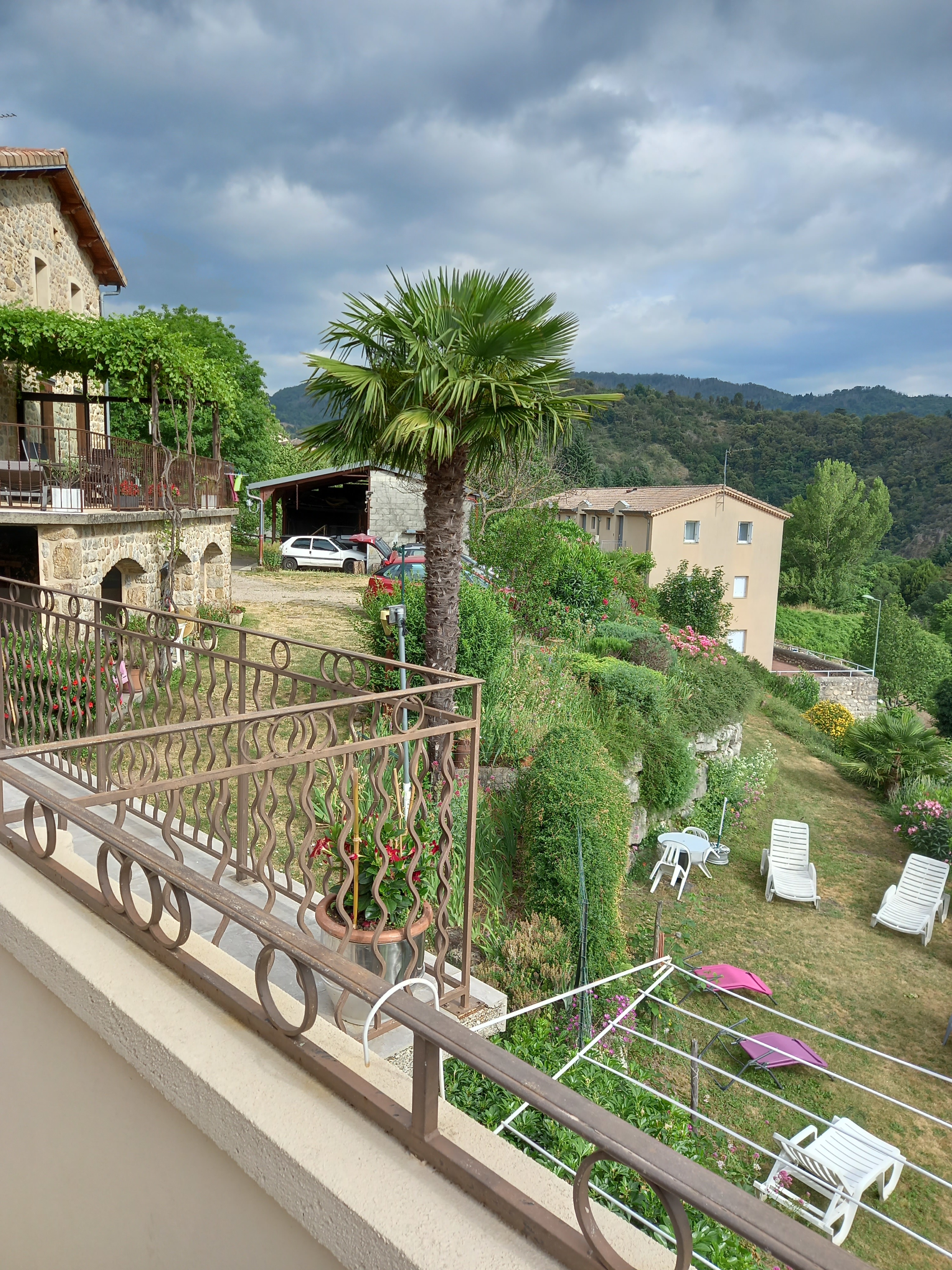 Vue sur le jardin avec bains de soleil ©Veydarier.F