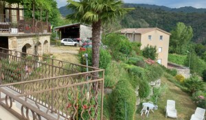 Vue sur le jardin avec bains de soleil ©Veydarier.F