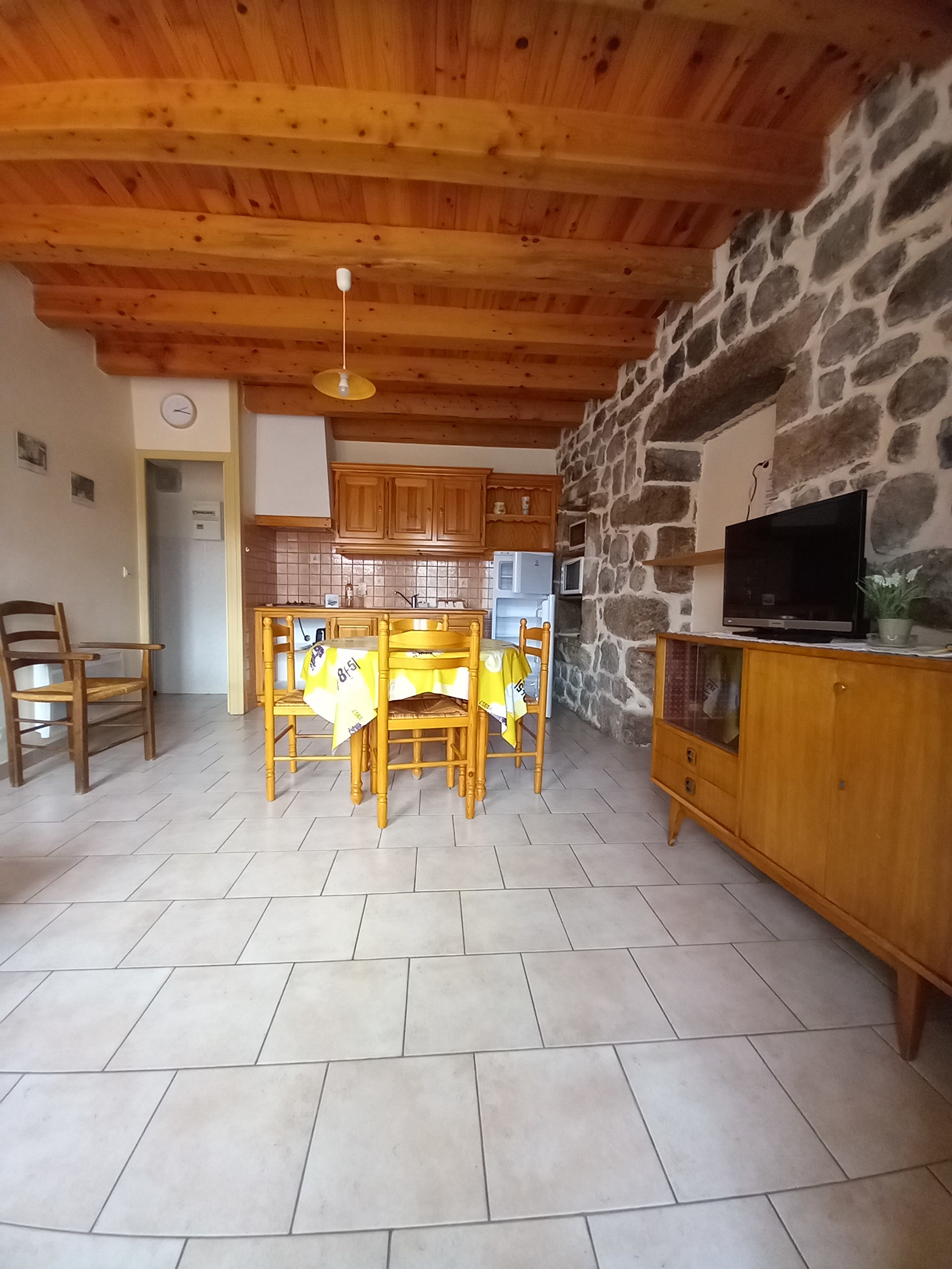 Intérieur cuisine & salon ©Veydarier.F