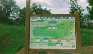Panneau des parcours de la base vtt à Jaujac