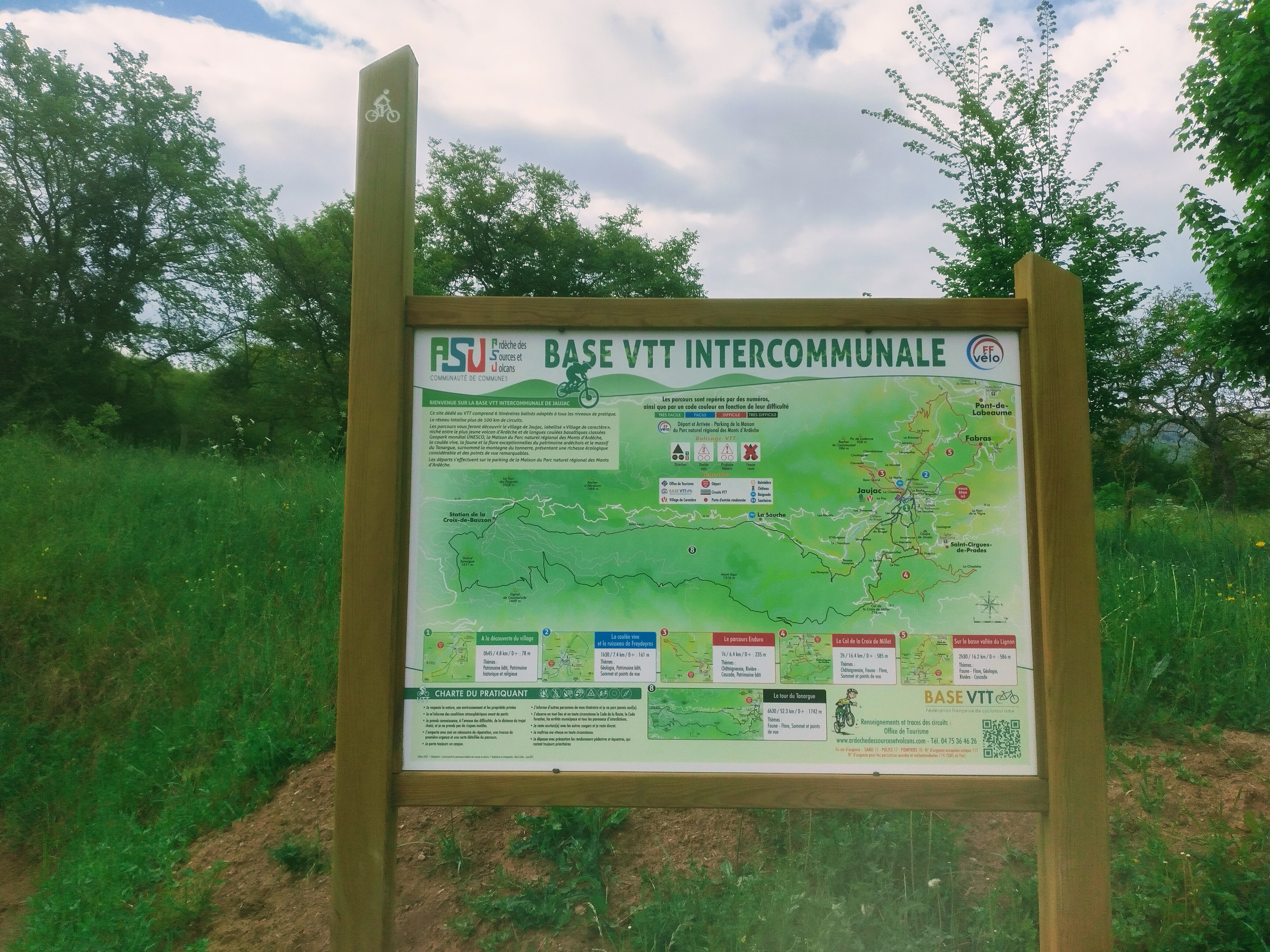 Panneau des parcours de la base vtt à Jaujac
