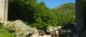 Rivière sous pont - Catalpa - gîtes de Neyrac-les-Bains