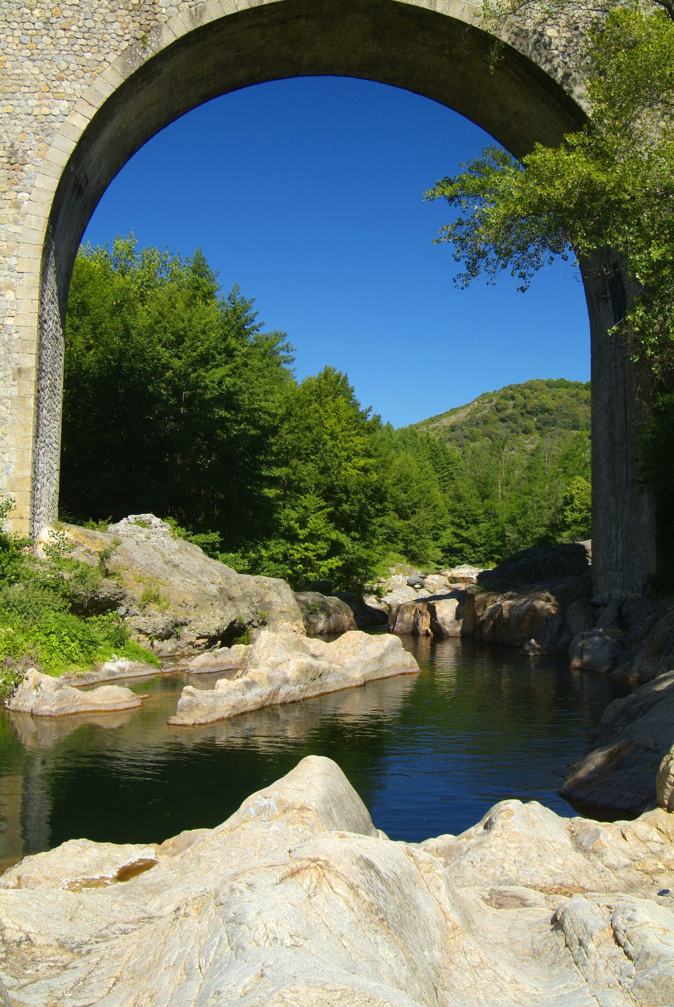 Rivière sous pont - Catalpa - gîtes de Neyrac-les-Bains