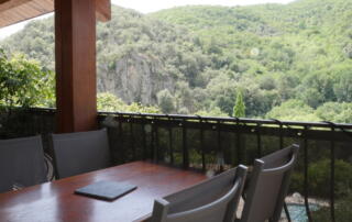 Terrasse du gite Rose à Meyras - © baracand delphine
