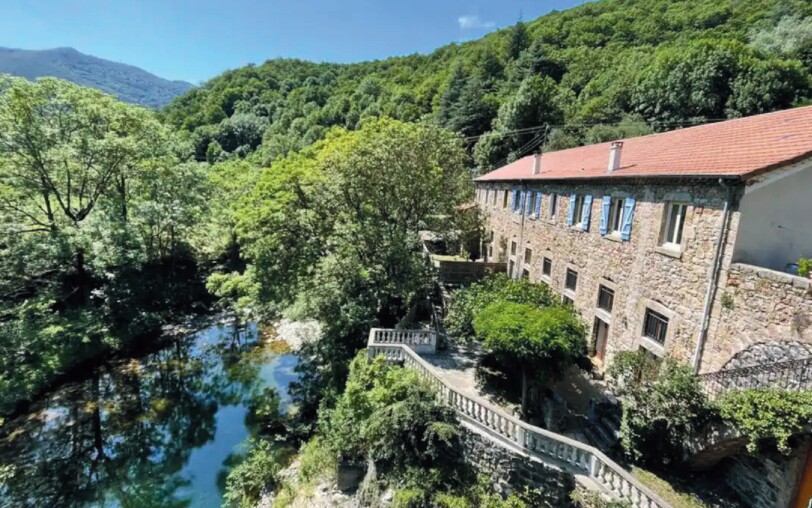 Jolie bâtisse surplombant la rivière