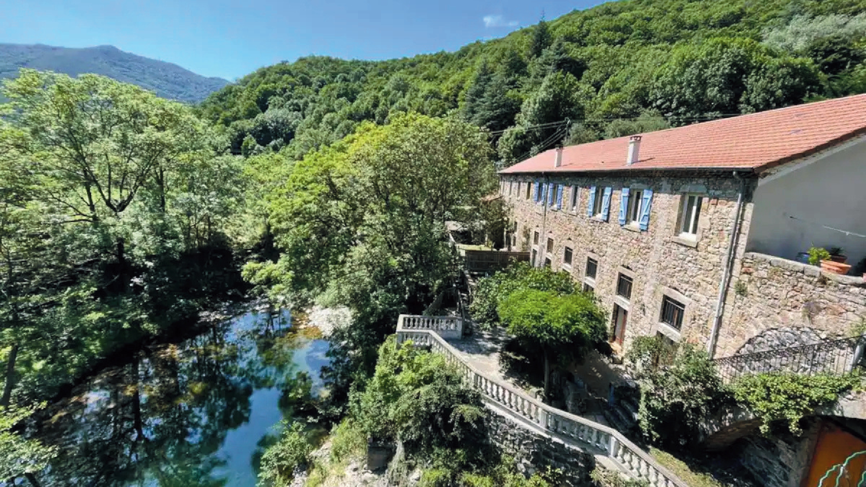Jolie bâtisse surplombant la rivière