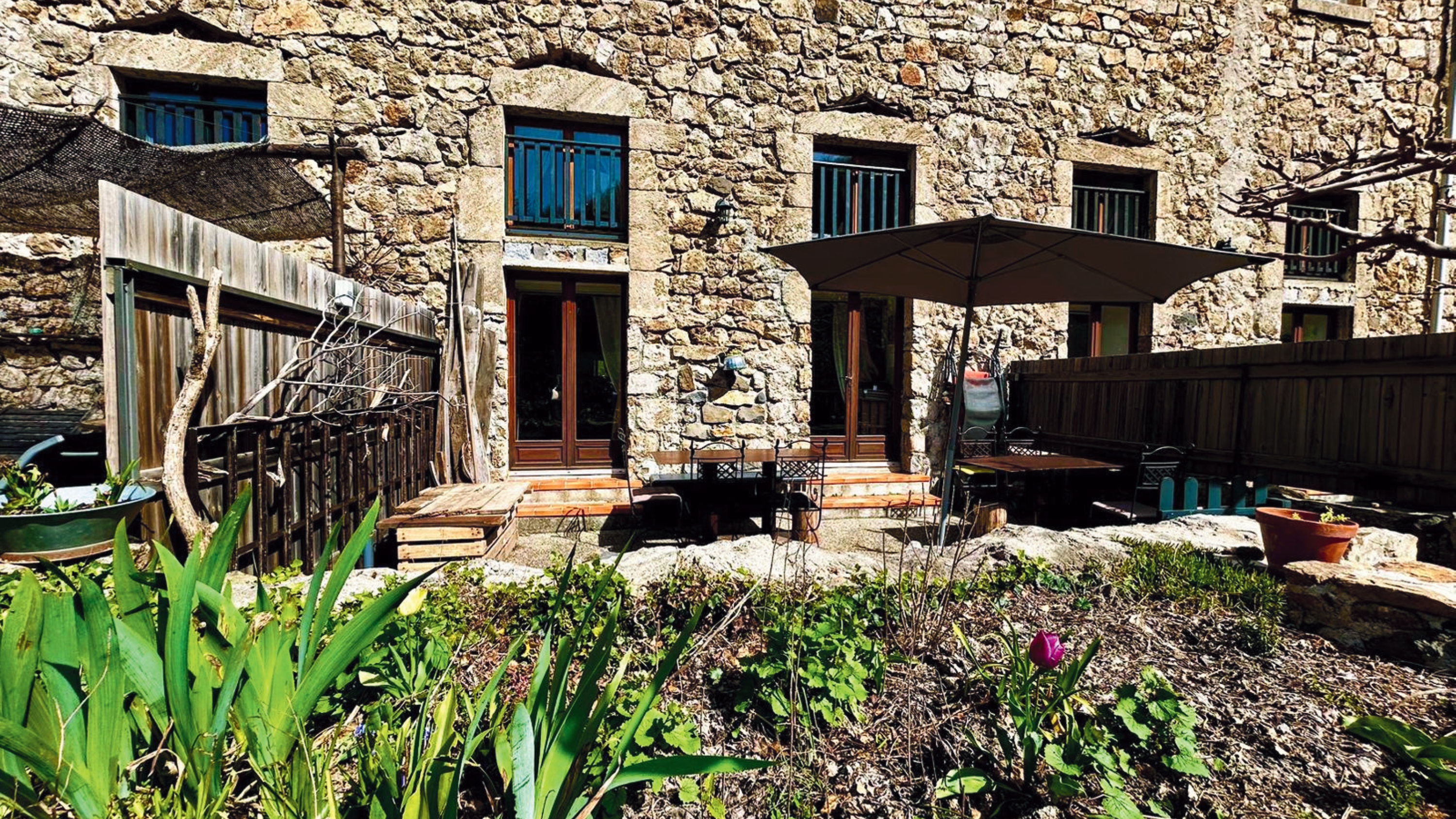 Terrasse et extérieur fleuri