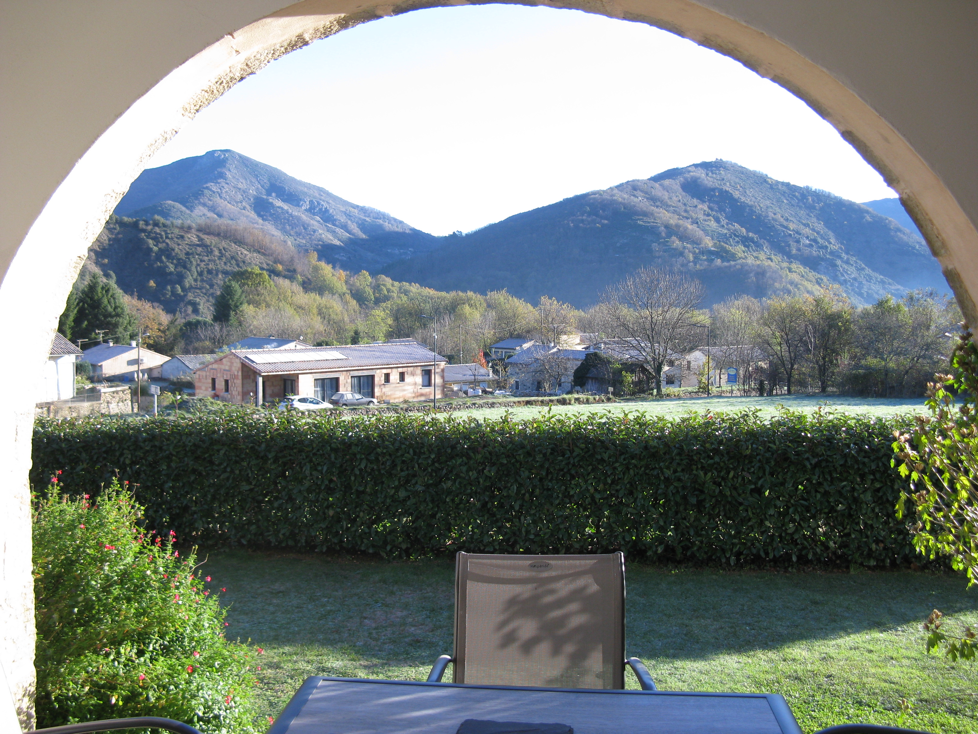 Jolie vue sur les montagnes depuis le gite Framboise à Meyras