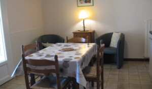 Coin salle à manger du gite Framboise à Meyras
