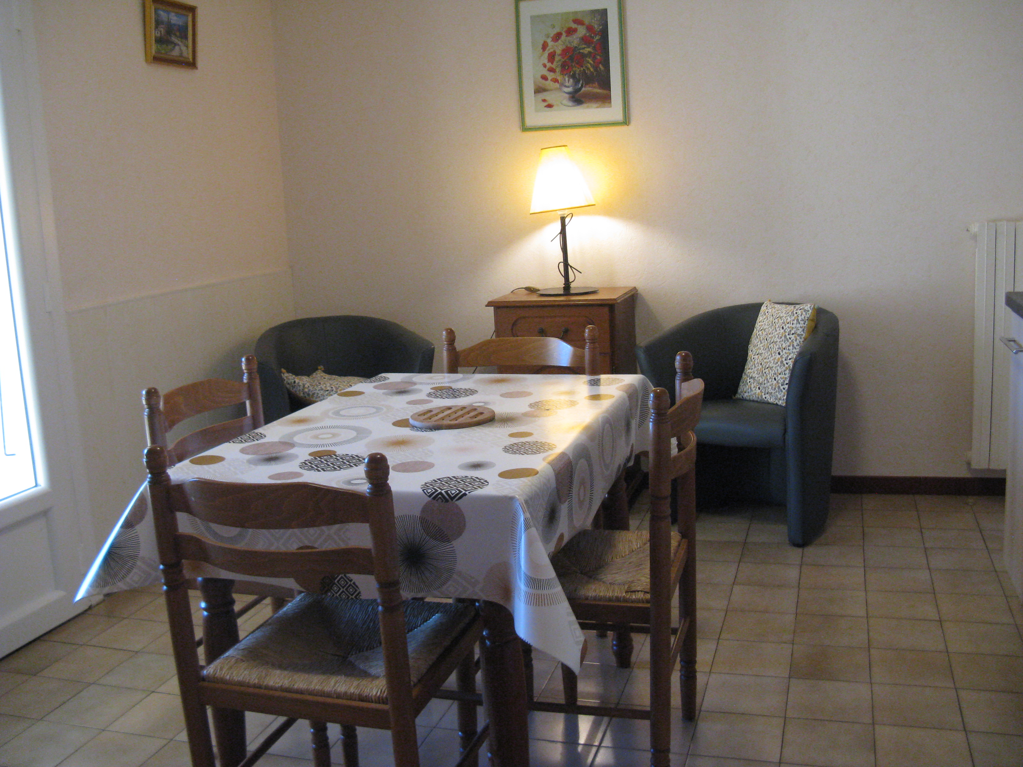 Coin salle à manger du gite Framboise à Meyras