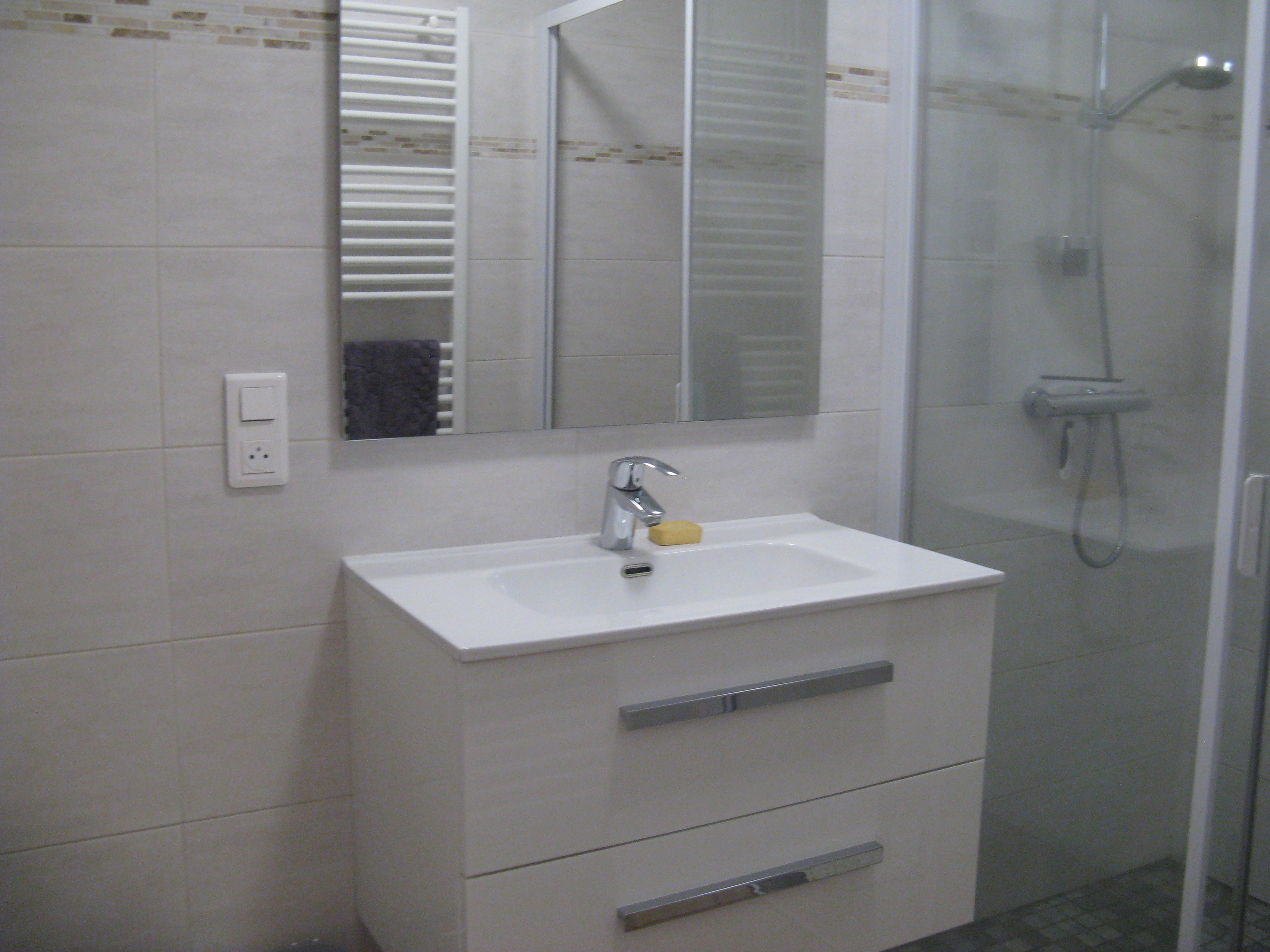 Salle de bain du gite Framboise à Meyras