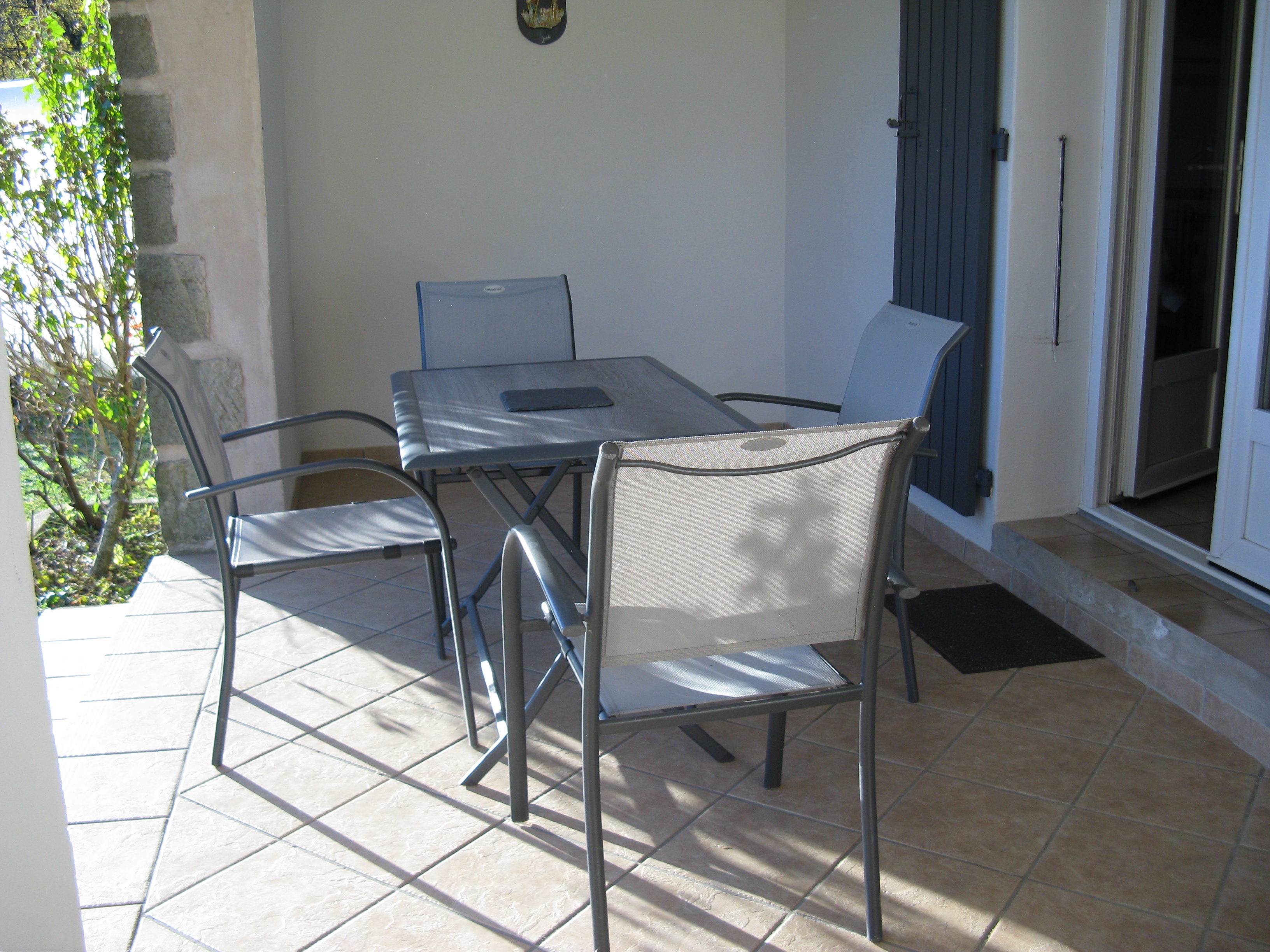 La terrasse et son salon de jardin du gite Framboise à Meyras