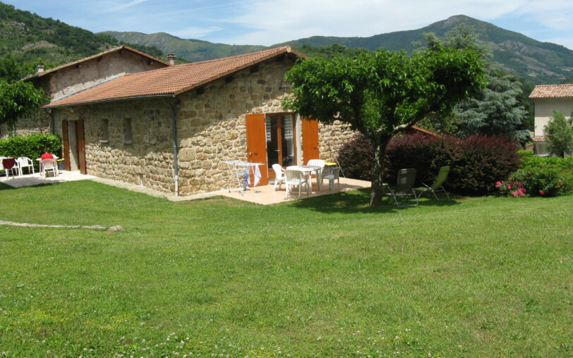 Jolie maison en pierre avec un bel extérieur