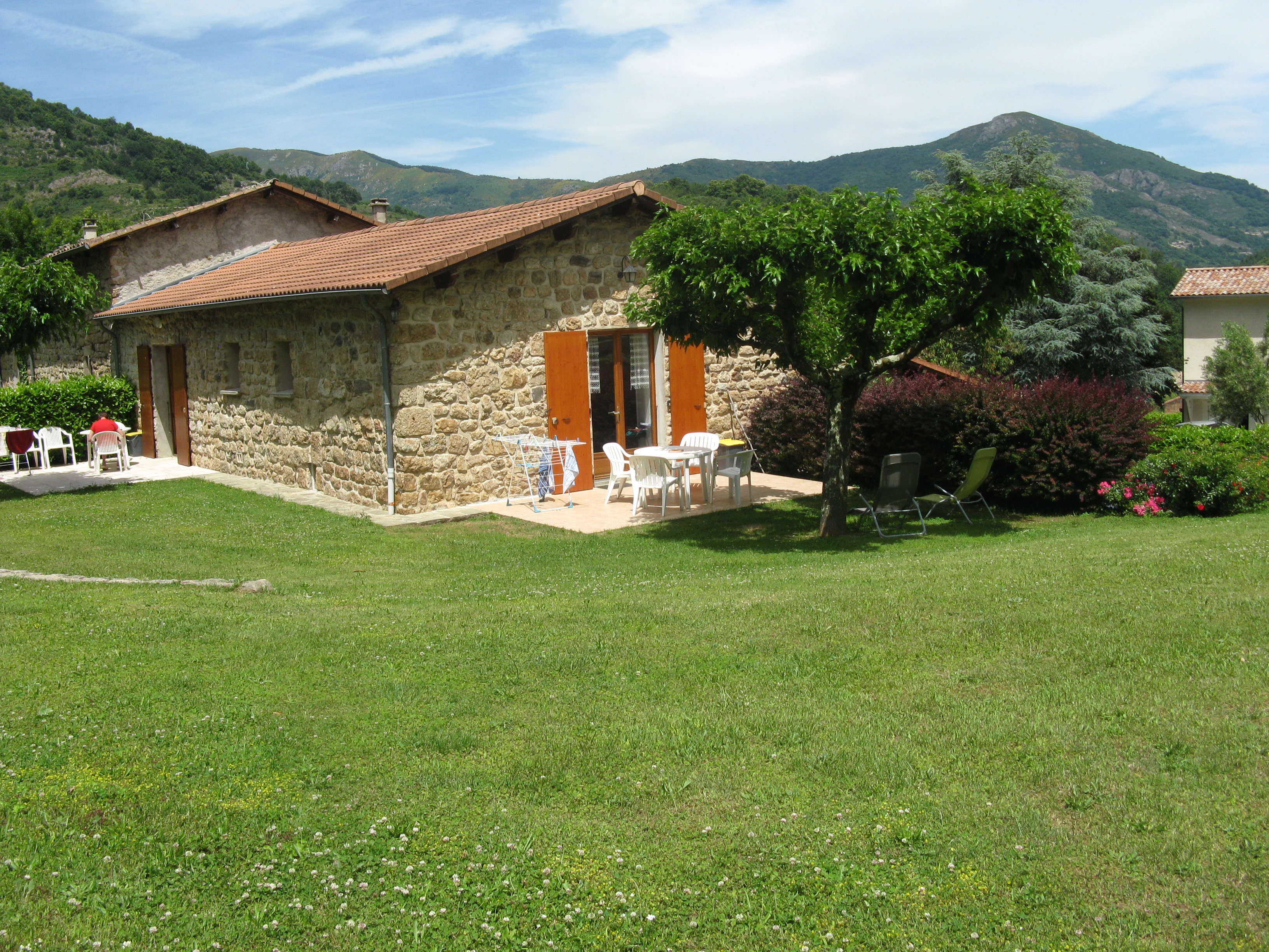 Jolie maison en pierre avec un bel extérieur