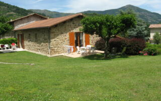 Jolie maison en pierre avec un bel extérieur - ©Fargier Françoise