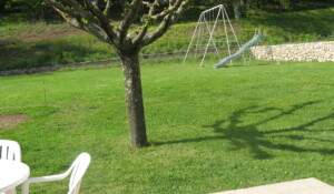 Le jardin avec son aire de jeux