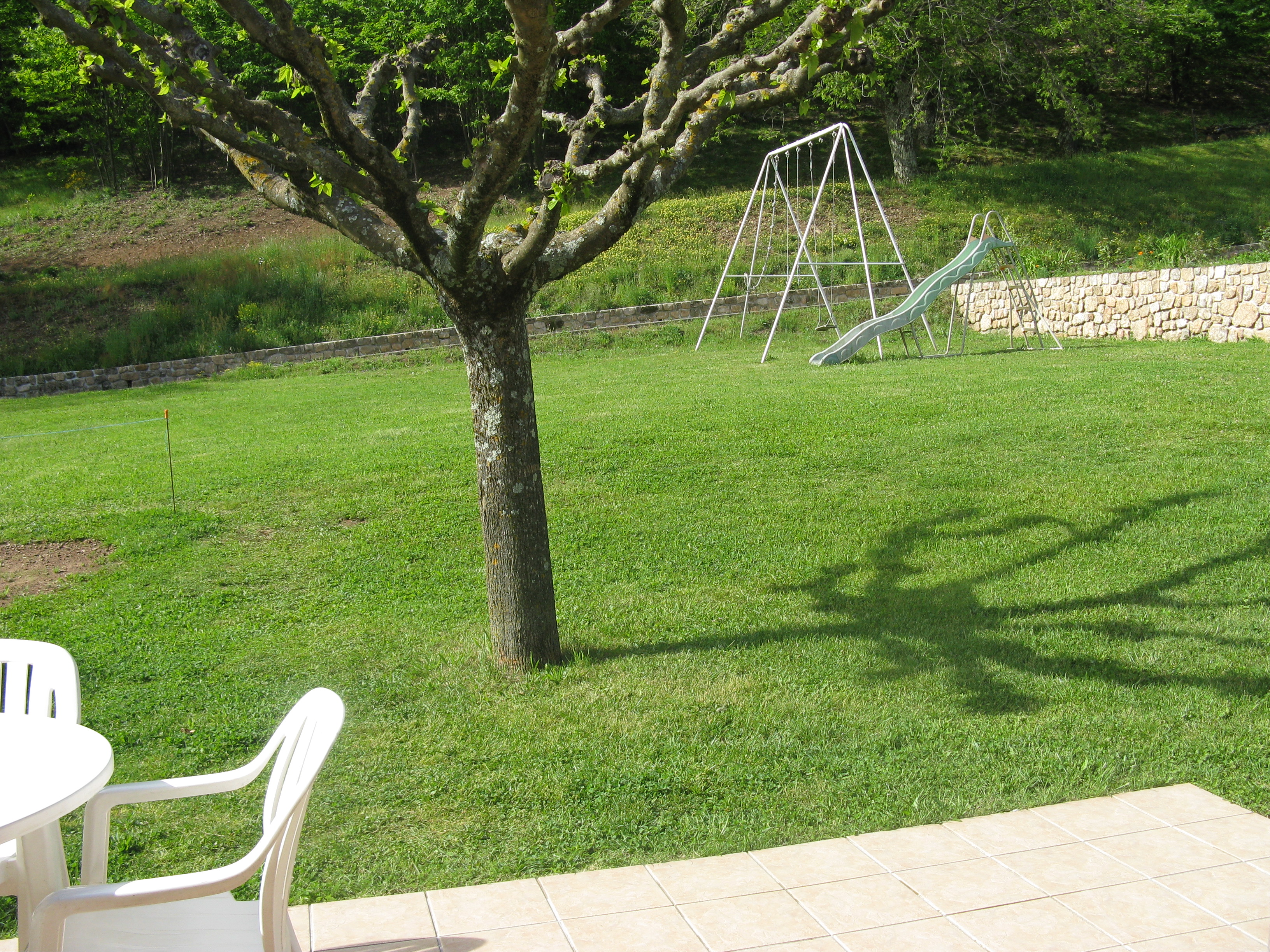 Le jardin avec son aire de jeux