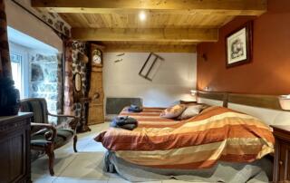 la chambre joliment décorée et lumineuse - © sources volcans