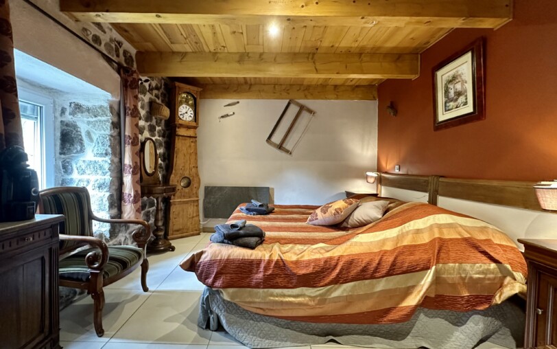 la chambre joliment décorée et lumineuse