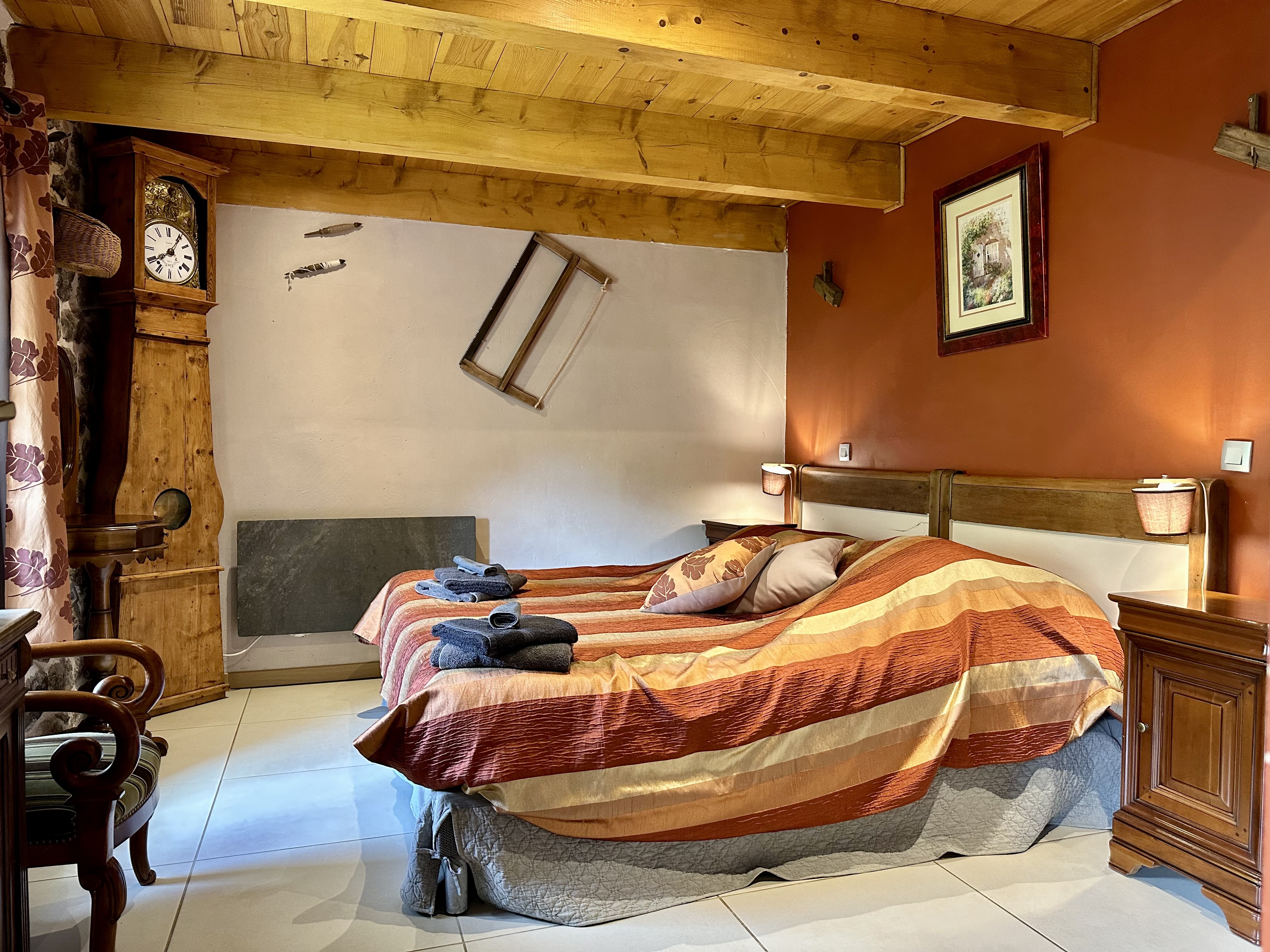 La chambre confortable et agréable