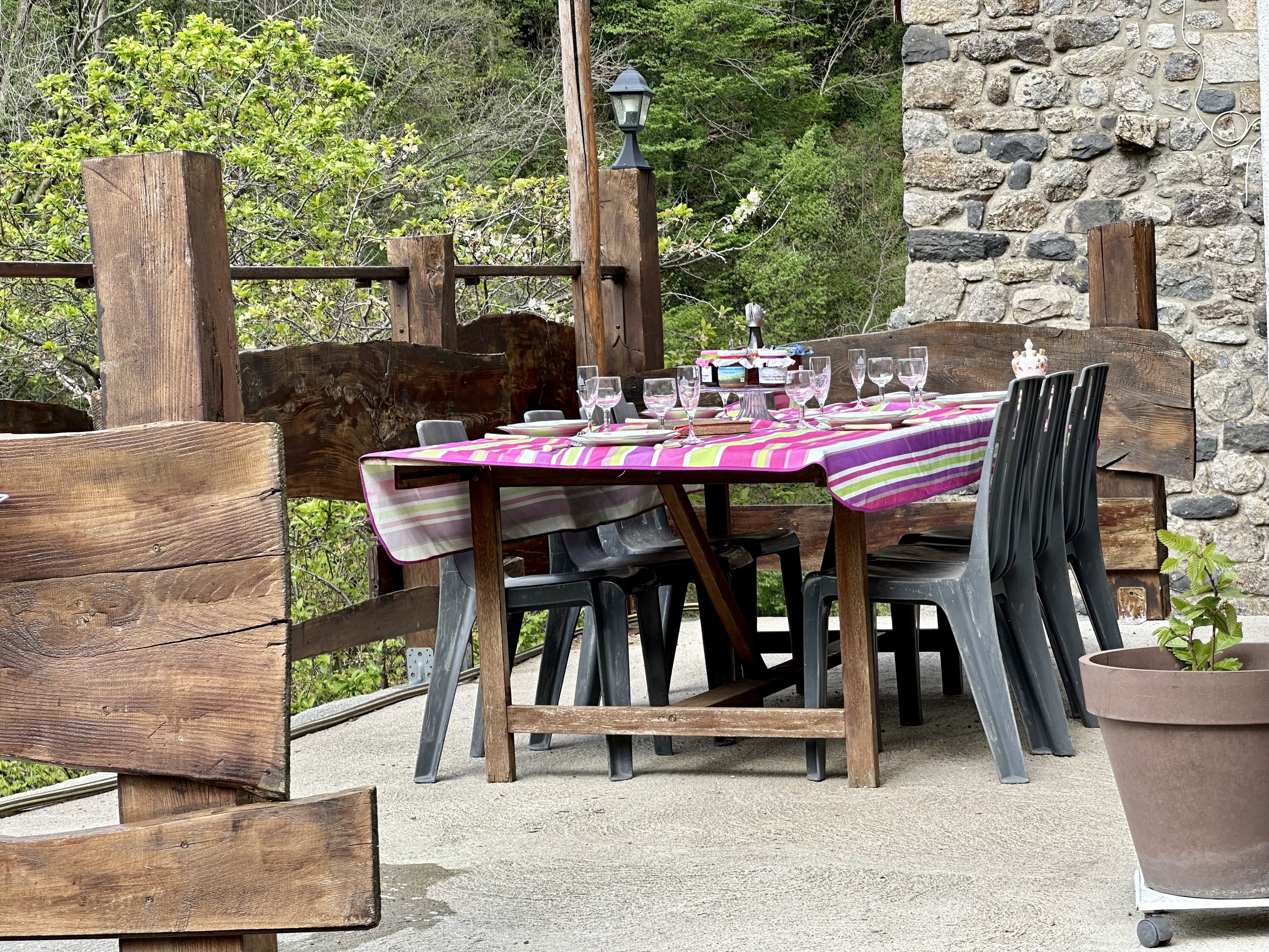 la terrasse où peuvent être pris les petits déjeuners