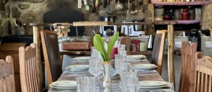 la table joliment dressée pour vous accueillir