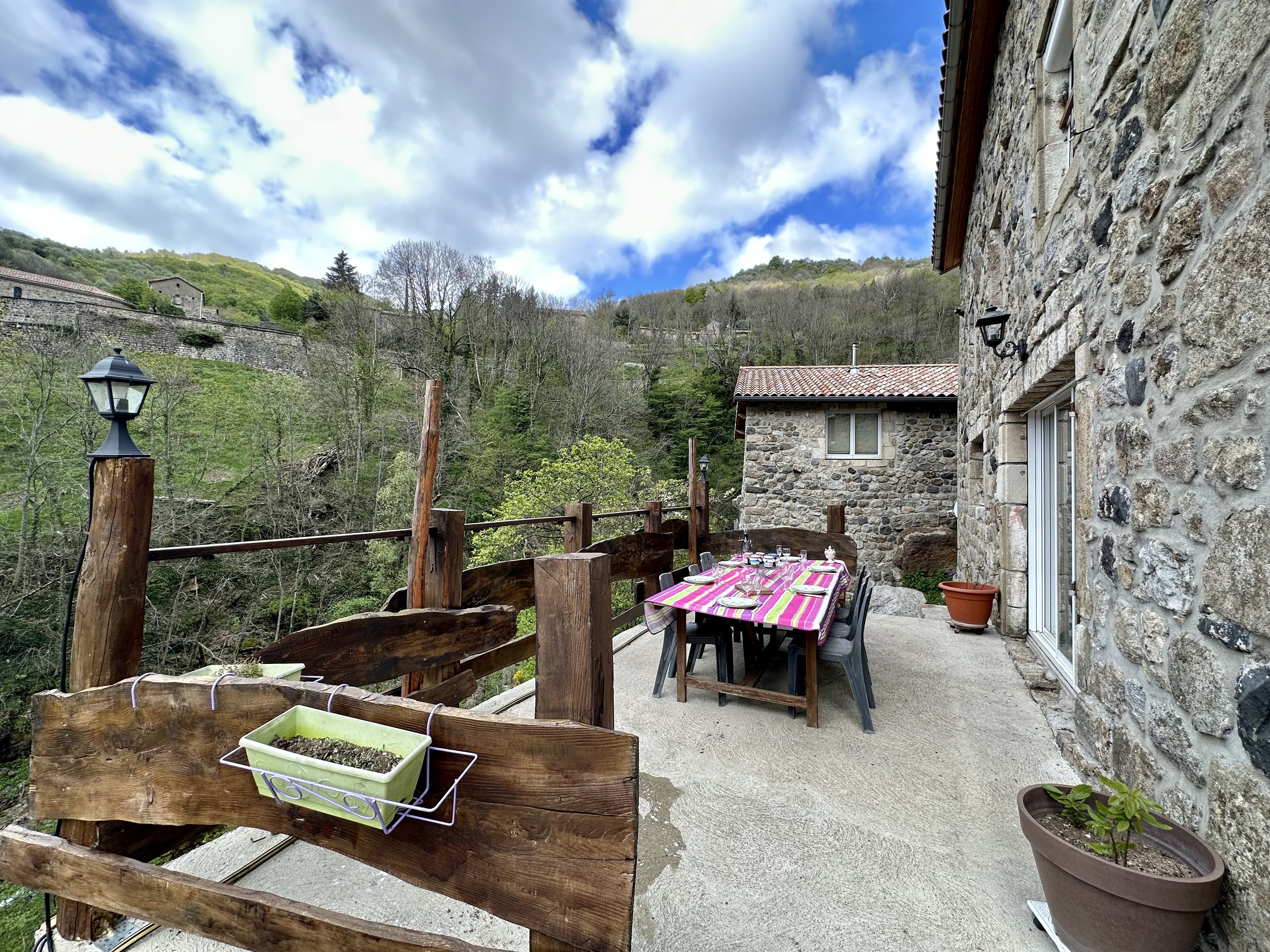 La terrasse attenante à la maison
