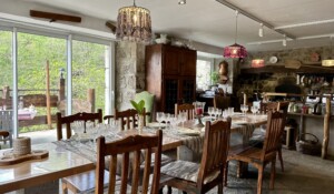 la table joliment dressée avec ouverture sur la terrasse et sa vue spectaculaire