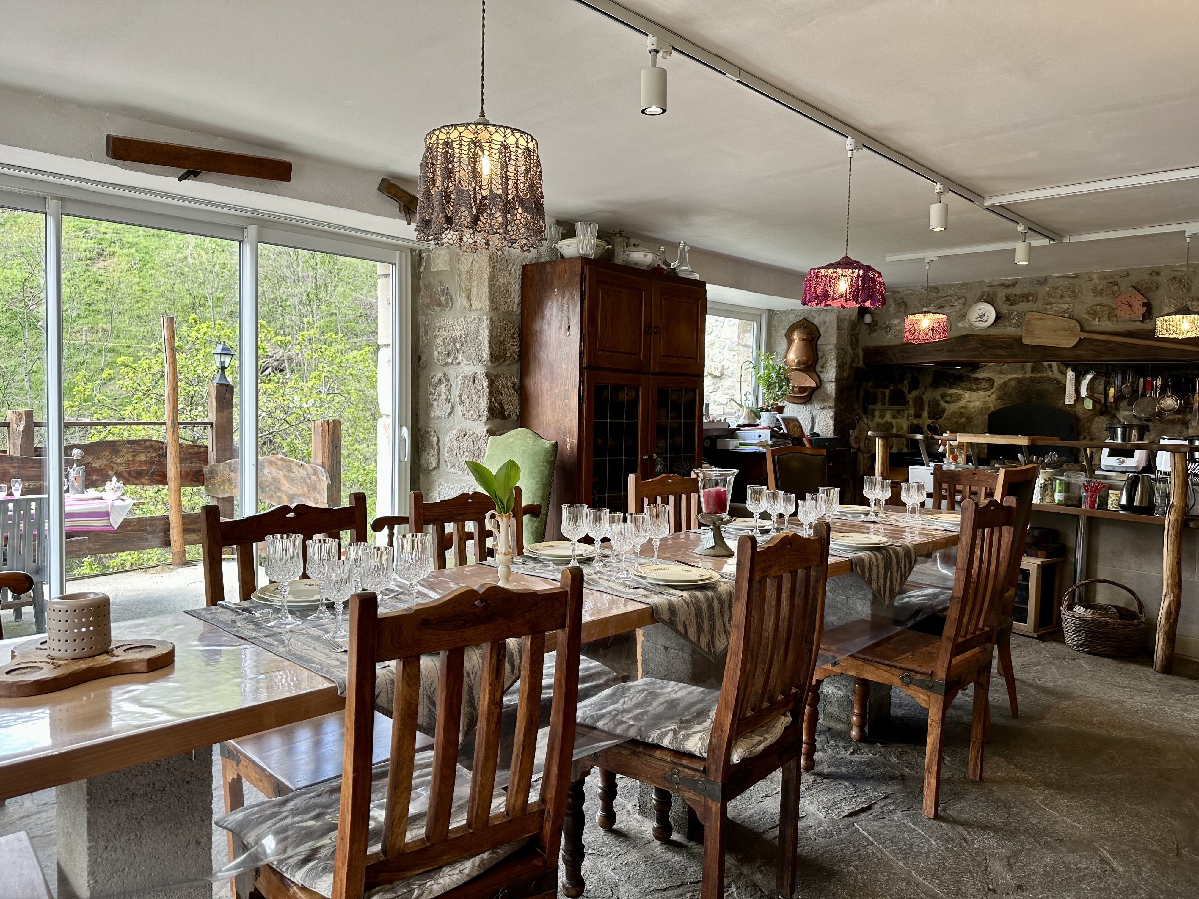 la table joliment dressée avec ouverture sur la terrasse et sa vue spectaculaire