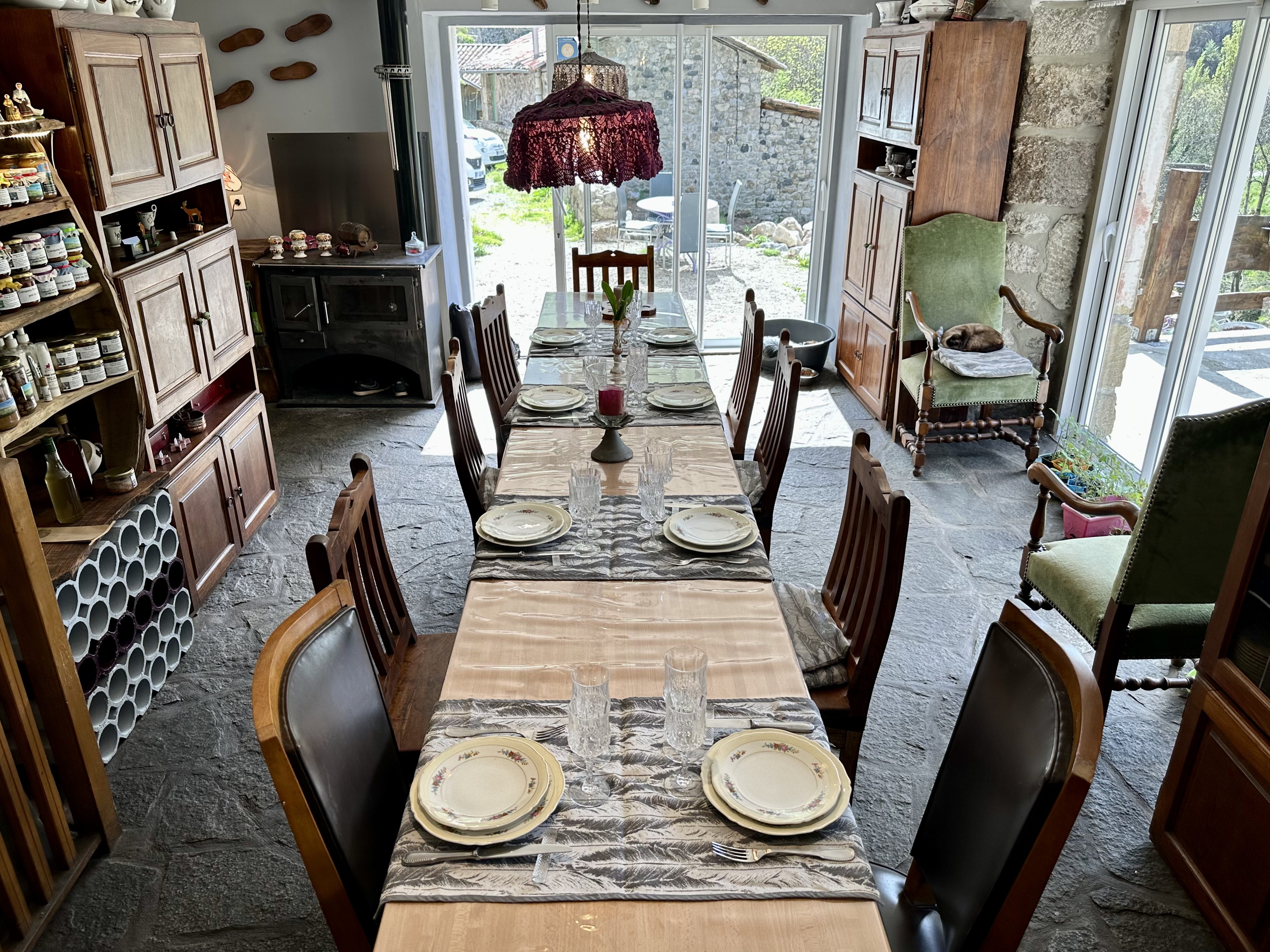 Une table joliment dressée