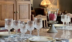 Une table joliment dressée pour vos repas