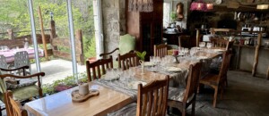 la table des petits déjeuners avec accès direct sur la terrasse