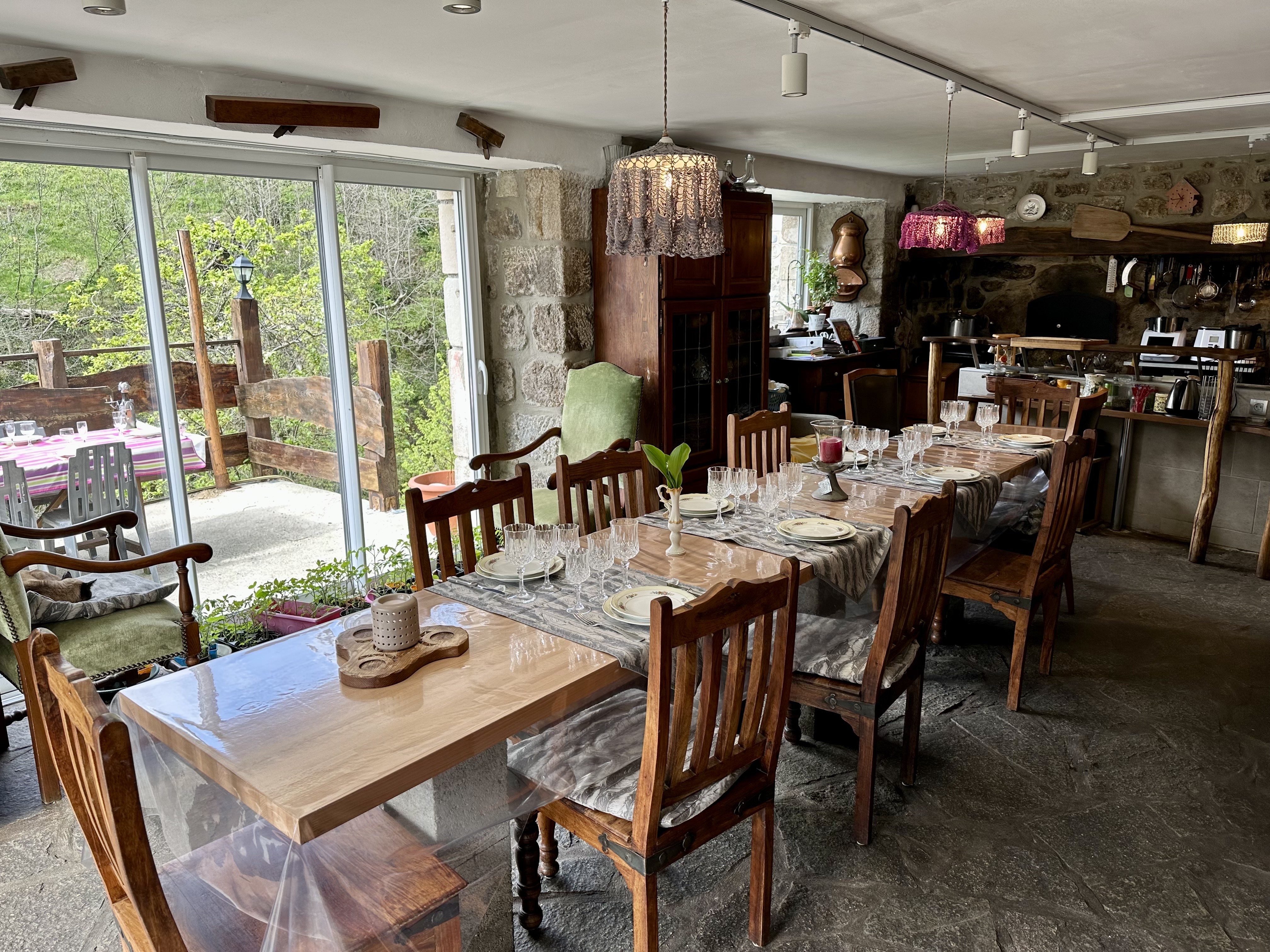 Une grande table accueillante