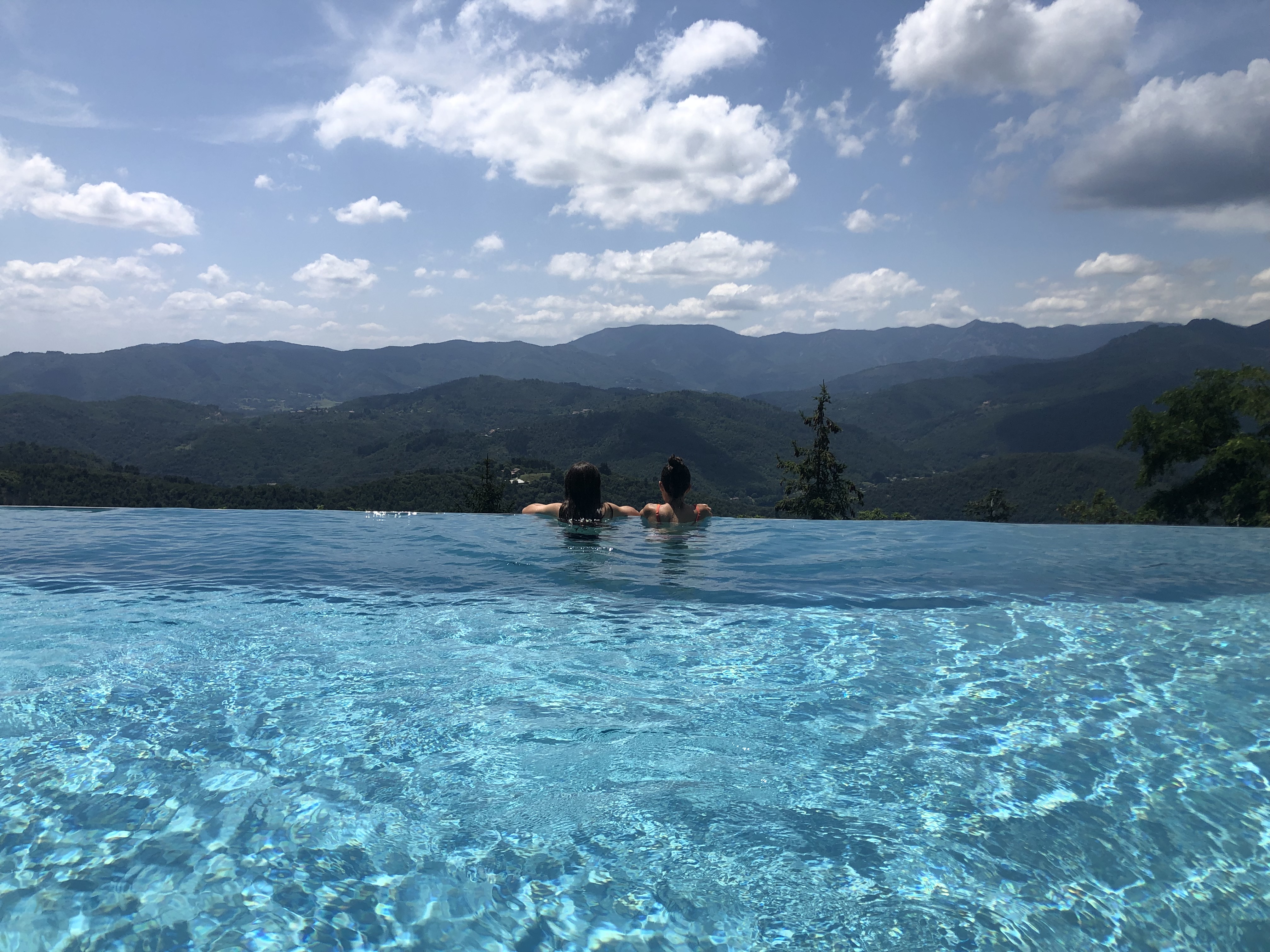 les baigneuses dans la piscine