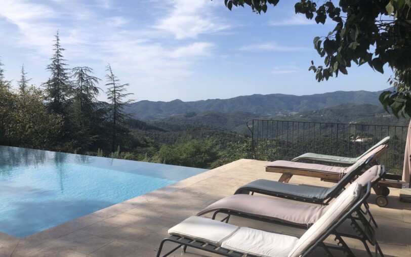 transats au bord de la piscine