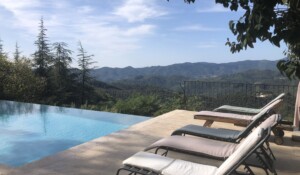les transats au bord de la piscine