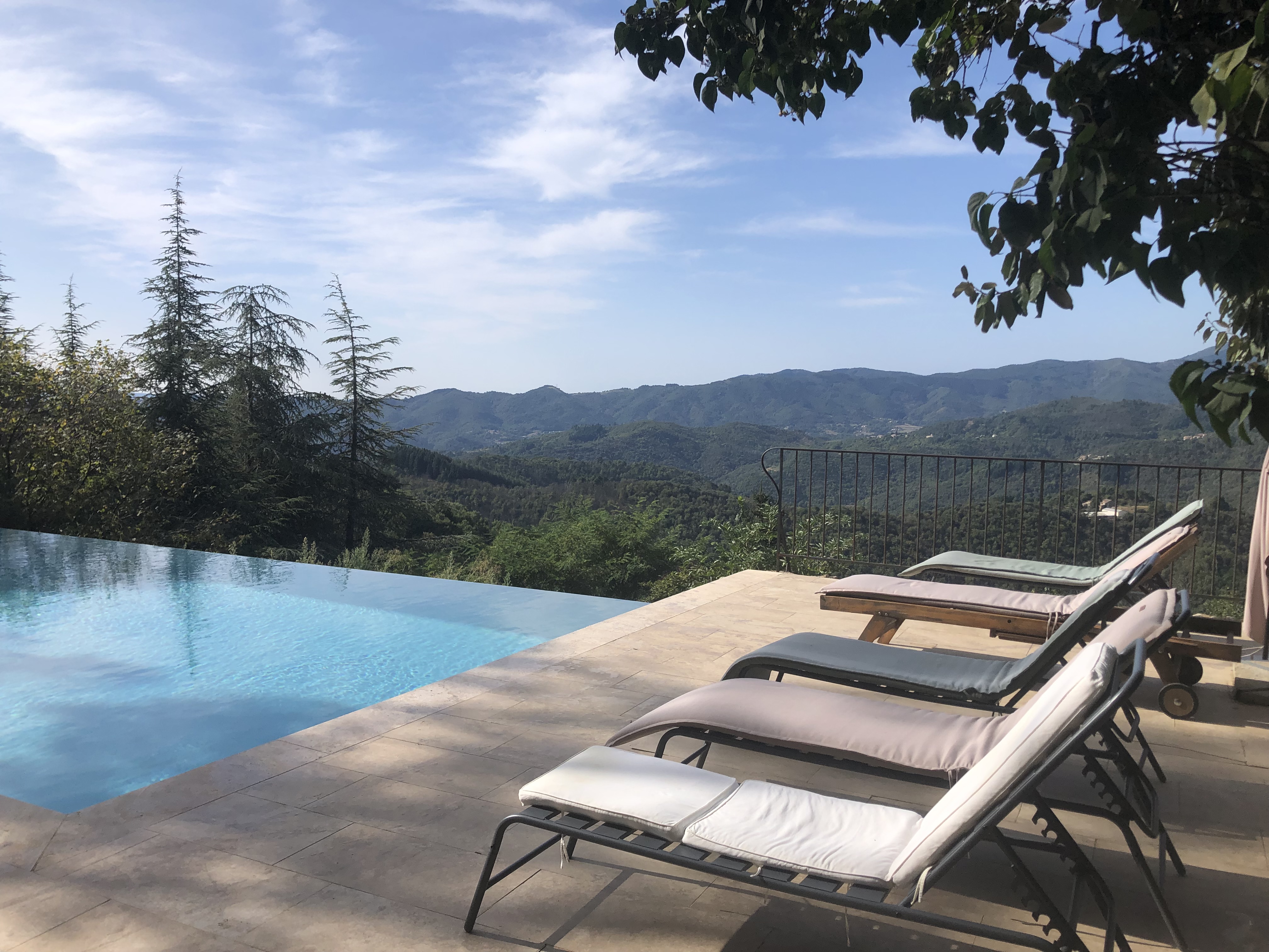 les transats au bord de la piscine