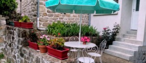 espace privatif devant l'entrée du gite