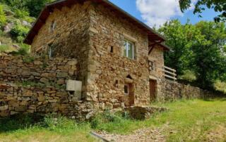 Vue d'une jolie maison en pierre - ©Bertrand Nadine