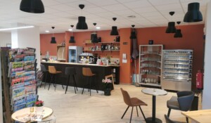 vue sur le bar depuis l'espace détente café