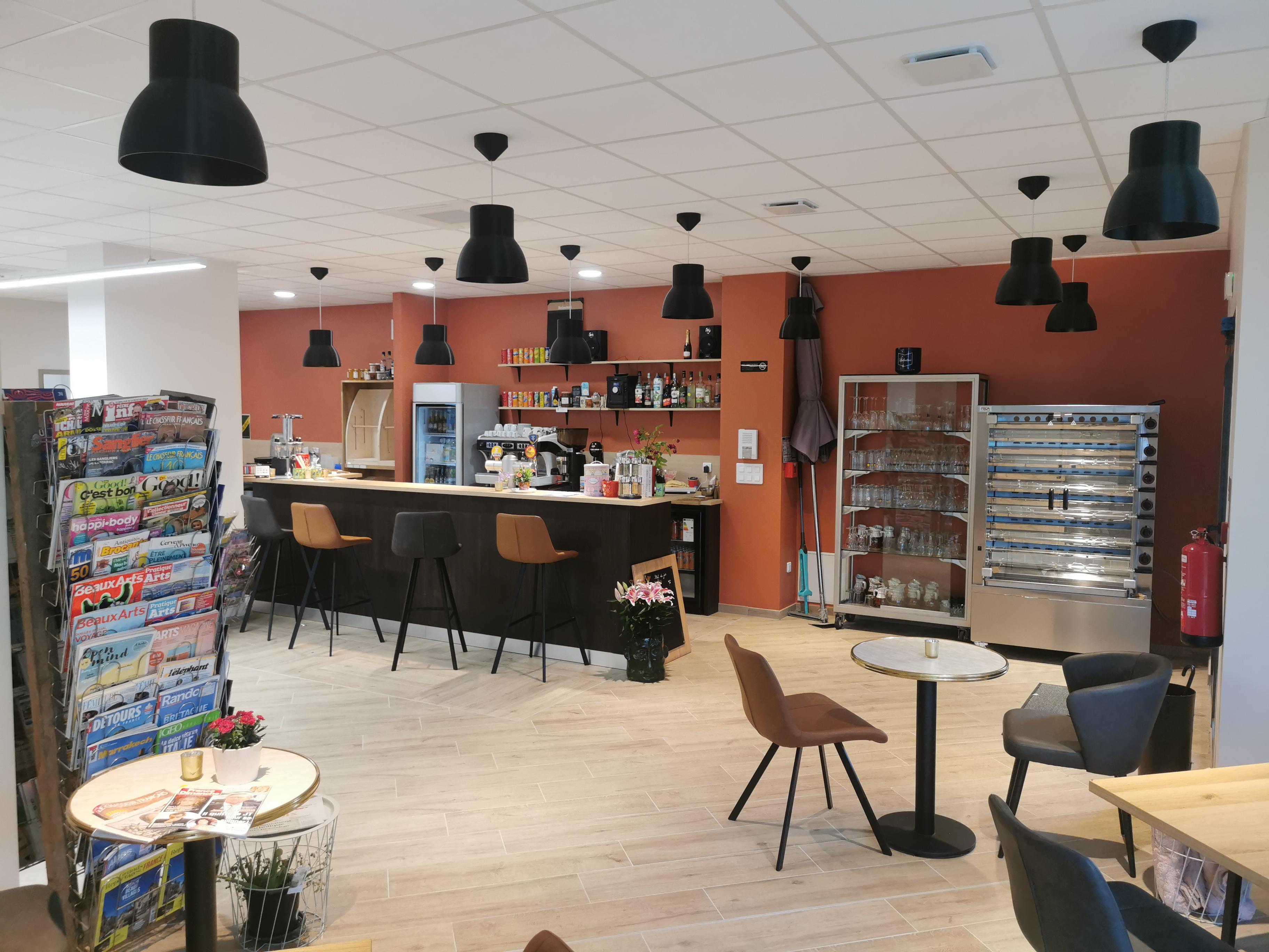 vue sur le bar depuis l'espace détente café