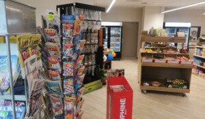 vue depuis l'entrée sur l'espace épicerie et presse