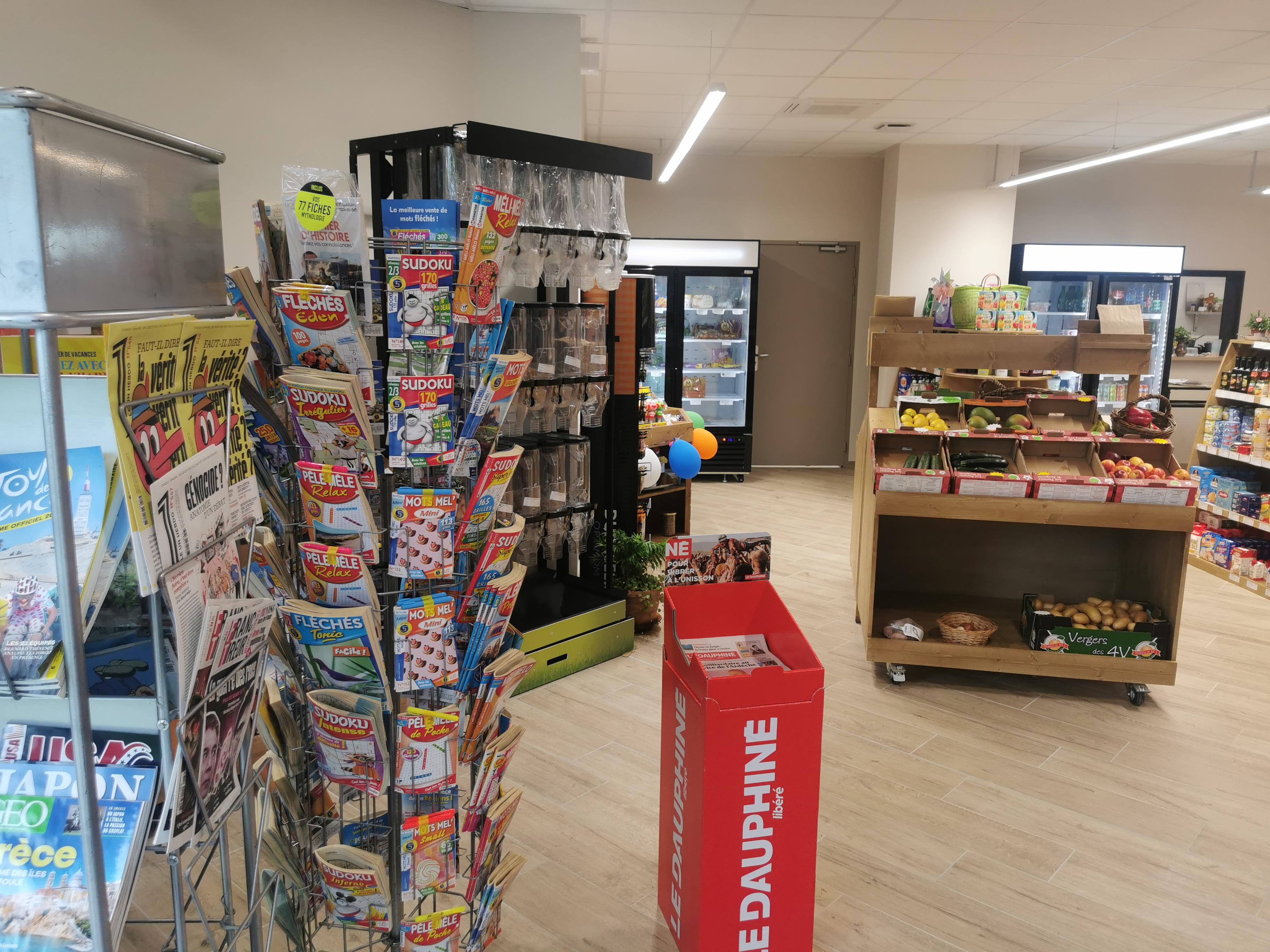 vue depuis l'entrée sur l'espace épicerie et presse